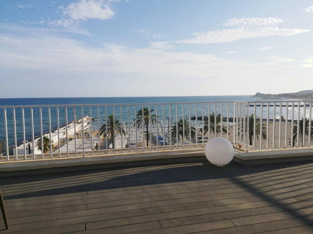 Ático con Fantásticas Vistas al Mar y la iglesia Apartamento Sitges Exterior foto