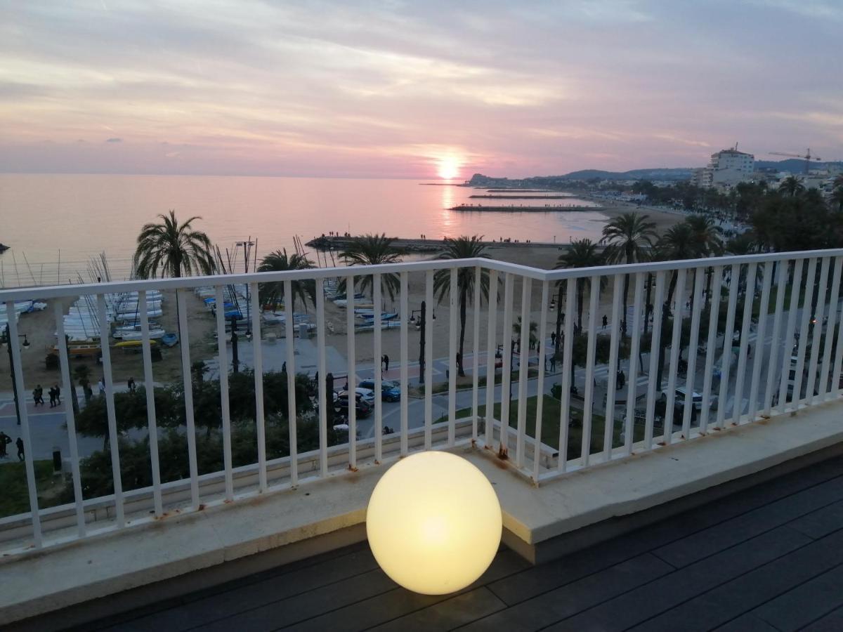 Ático con Fantásticas Vistas al Mar y la iglesia Apartamento Sitges Exterior foto